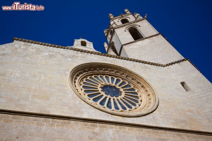 Immagine Prioral de Sant Pere a Reus in Catalogna (Spagna). E' una chiesa del '500, che fa parte del percorso turistico della Strada di Gaudì: qui il famoso artista catalano venne battezzato - © Wesley Guijt / Shutterstock.com