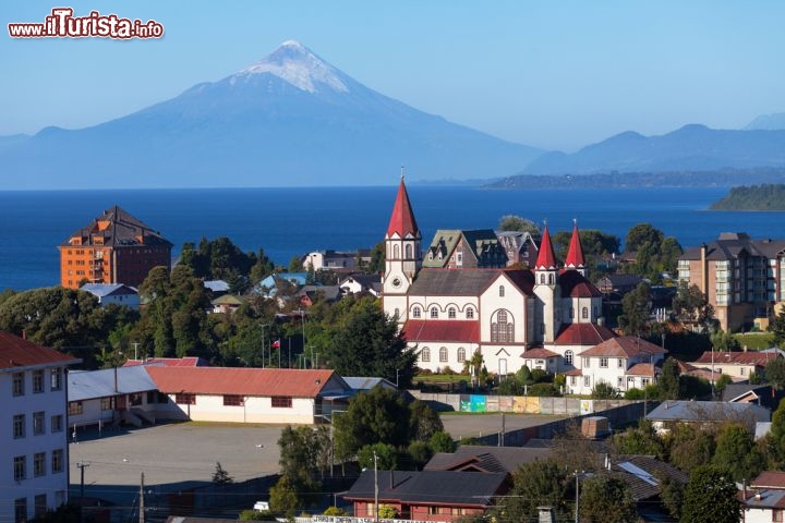 Immagine Puerto Varas si trova sulle rive del lago Llanquihue in Cile, e più esattamente sulla costa sud del bacino lacustre di origine glaciale. Sullo sfondo si nota l'inconfondibile profilo del vulcano Osorno, alto 2.652 metri sul livello del mare. E' uno dei vulcani più attivi del Cile e mostra una cima completamente coperta da ghiacciai. Simao vicini alla città di Puerto Montt - © Dmitry Saparov / Shutterstock.com