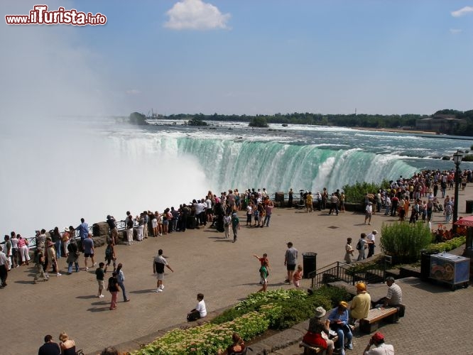 Immagine Punto d'osservazione della cascata "Ferro di Cavallo", Niagara Falls: in inglese questa porzione di cascate è conosciuo come Horseshoe Falls e si trova sul lato canadese delle cascate - Foto © cheng / Shutterstock.com