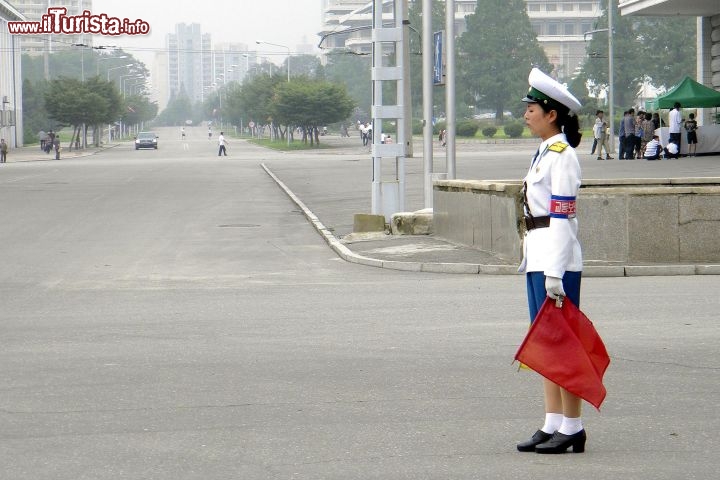 Immagine Pyongyang: una vigilessa nella capitale della Corea del Nord - Foto di Giulio Badini / I Viaggi di Maurizio Levi