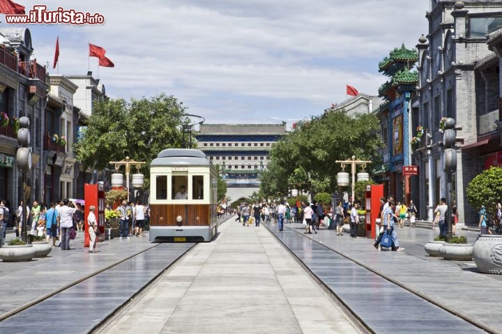 Immagine Qianmen, la via dello shopping di Pechino  - Lungo i suoi 840 metri di lunghezza, Quianmen Street, la seconda via pedonale della capitale cinese dopo Wangfujing, si possono trovare ristoranti e negozi di ogni genere © maoyunping / Shutterstock.com