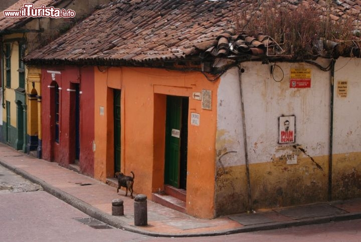 Immagine Nel centro di Bogotà, accanto ai palazzi storici e a quelli del governo, vedrete le semplici case tradizionali, basse e dalle facciate coloratissime - © Rob Ahrens / Shutterstock.com