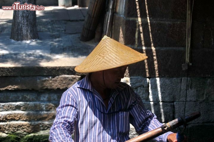 Immagine Rematore in una barca di giunco a Zhouzhuang Cina