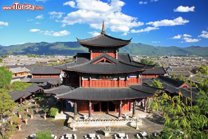 Immagine Residenza di Mu a Lijiang in Cina. L'attuale palazzo e i suoi giardini si estendono su una superficie di circa 8 ettari, ampiamente decorata, questa costruzione sorge su una collina che domina il centro storico di Lijiang  - © Jakrit Jiraratwaro / Shutterstock.com