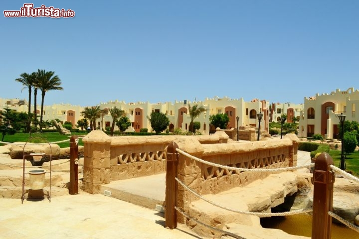 Immagine Un resort turistico con appartamenti ad Hurghada, località di mare dell'Egitto, sulla costa occidentale del Mar Rosso - © H1nksy / Shutterstock.com