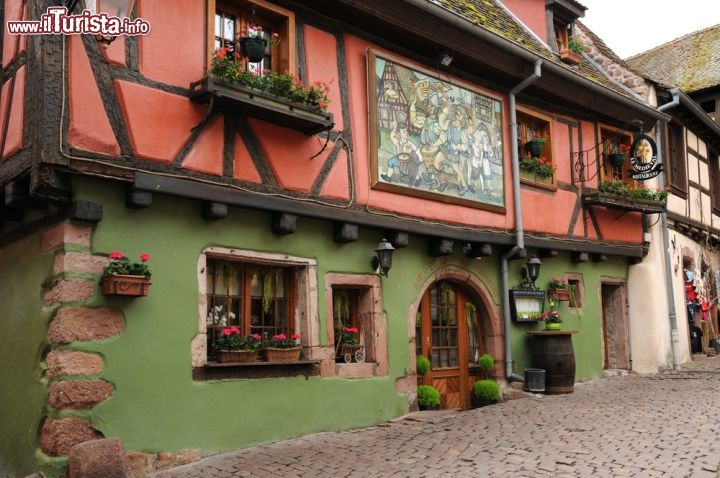 Immagine Ristorante tipico a Riquewihr, Francia - Passeggiare per questo borgo medievale è come ammirare un'opera d'arte raffinata. Oltre ai vigneti e alle case a graticcio, Riquewihr è apprezzata per la sua gastronomia che permette di assaporare alcune delle più gustose specialità della terra d'Alsazia. Taverne e ristoranti portano in tavolo patè di fegato d'oca, crauti accompagnati a patate e tre diversi tipi di carne, carpa fritta, zuppa di patate e anche un ottimo gallo cotto nel vino bianco alsaziano. Tutto da provare con un buon bicchiere di succo d'uva © Pack-Shot / Shutterstock.com