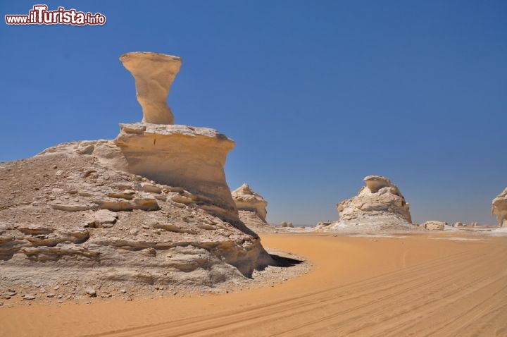 Immagine Rocce erose nel deserto bianco dell'Egitto