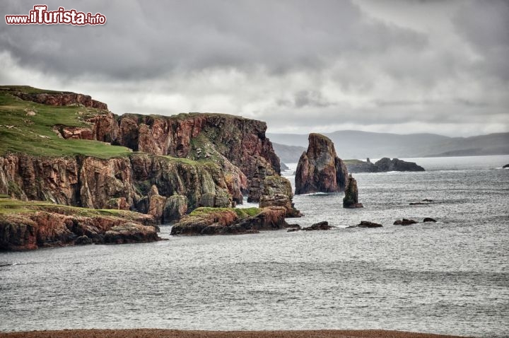 Immagine Le rfalesie e le rocce dell'isola di Bressay, vicino alla cittadina di Lerwick. Siamo nell'aricpelago delle Isole Shetland in Scozia - © Alessandro Colle / Shutterstock.com