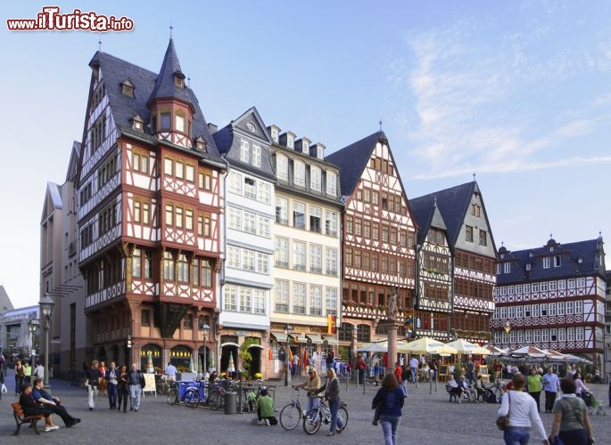 Immagine Piazza Römerberg, la più grande della Germania, sorge proprio al centro di Francoforte, dove in epoca medievale ospitava il mercato e altri momenti importanti della vita cittadina. Alcuni edifici a graticcio, benché siano stati restaurati successivamente, ricordano ancora quel tempo di dame e cavalieri - © Petronilo G. Dangoy Jr. / Shutterstock.com