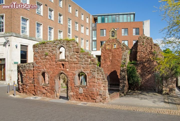 Immagine Le rovine della Cappella di Santa Caterina a Exeter, Inghilterra - A testimonianza del glorioso passato religioso nonchè artistico di questo angolo del Regno Unito rimangono i resti di alcuni edifici di culto della città di Exeter fra cui spiccano quelli della piccola chiesetta dedicata a Santa Caterina © Paul J Martin / Shutterstock.com