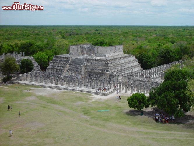 Immagine Le imponenti rovine archeologiche Maya di Chiche Itza: il sito è una delle mete più gettonate delle escursioni dalla Rivera Maya, con migliaia di turisti che giungono qui ad ammirare la grande piramide del CaStillo e le altre costruzioni di questo magnifico sito archeologico dello Yucatan e del Messico intero  - © A & S Aakjaer / Shutterstock.com