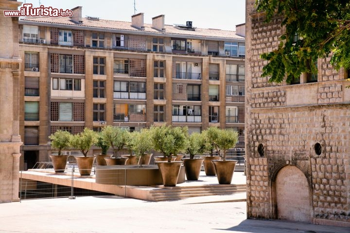 Immagine Rue du Lacydon a Marsiglia: siamo nel centro storico della città della Provenza in Francia - © vvoe / Shutterstock.com