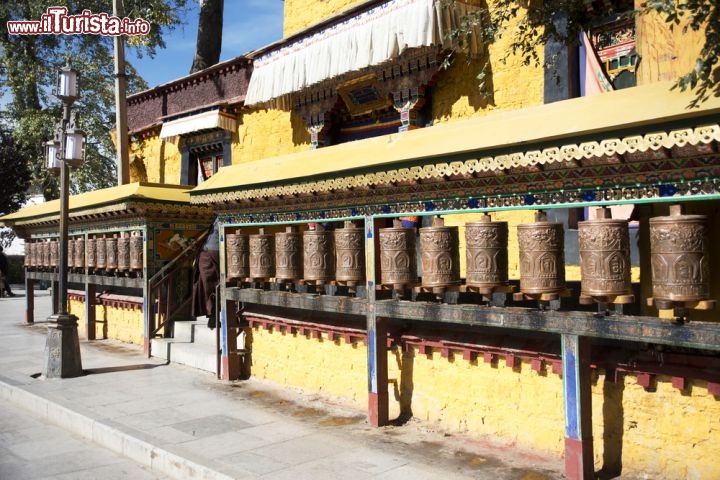 Immagine Ruote della preghiera  buddiste a Lhasa, la  capitale del Tibet nella Cina sud-orientale - © wei liang / Shutterstock.com