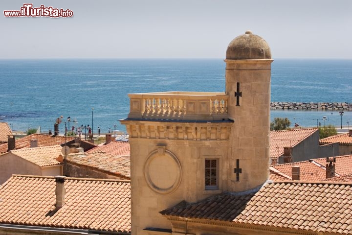 Immagine Un edificio storico nel centro di Saintes Maries de la Mer in Provenza, Francia meridionale - © imantsu / Shutterstock.com