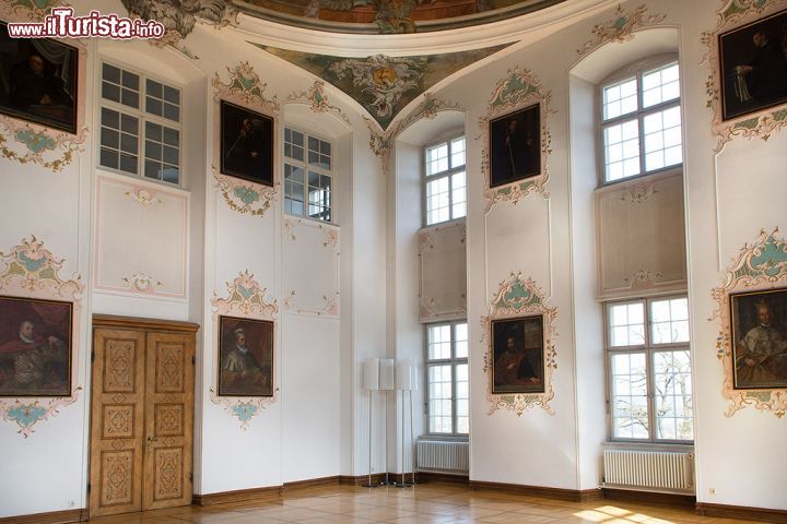 Immagine Una sala del monastero di Weingarten, Germania - Quadri antichi, stucchi e decorazioni pittoriche abbelliscono una delle sale dell'abbazia barocca di Weingarten
