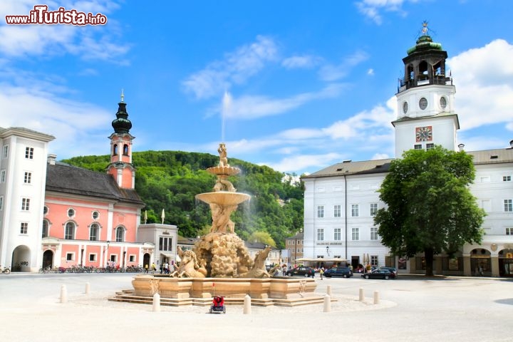 Immagine Salisburgo, Austria: Residenzplatz, una bella piazza nel centro città con fontana barocca - © Aleksandar Todorovic / Shutterstock.com