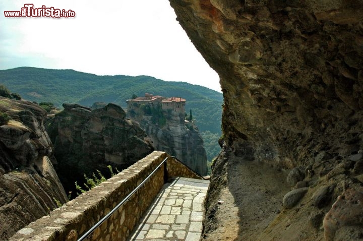 Immagine La faticosa ma spettacolare salita ad uno dei monasteri delle meteore. Sullo sfondo quello di Varlaam - © Diletta Mercatali