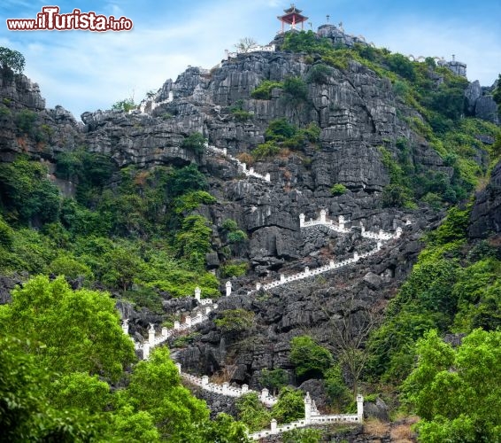 Immagine Salita al belvedere di Hang Mua, Ninh Binh, Vietnam: i numerosi gradini non devono scoraggiare i turisti, che una volta in cima saranno ripagati da uno splendido panorama sulla valle sottostante - Foto © Im Perfect Lazybones / Shutterstock.com