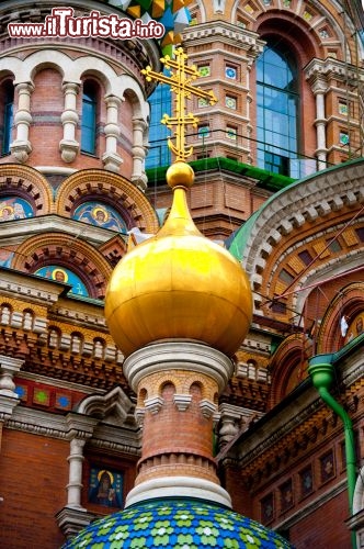 Immagine Guardando da vicino la Cattedrale della Resurrezione di Cristo di San Pietroburgo (o Chiesa del salvatore sul Sangue Versato) si notano le decorazioni preziose: è quasi interamente rivestita di smalti policromi, formelle di ceramica e di vetro colorato, e culmina con 5 cupole simili a grandi gioielli - © Asier Villafranca / Shutterstock.com