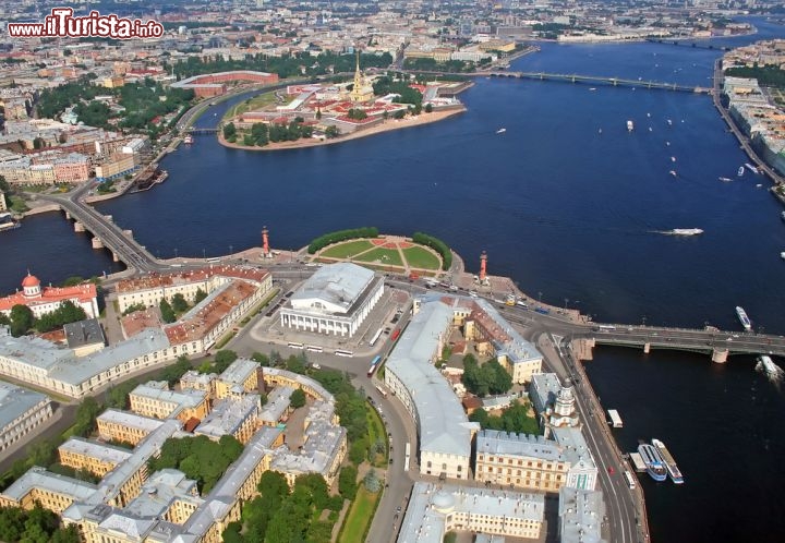 Immagine Guardando San Pietroburgo dall'alto (Russia) si capisce che il centro storico è disegnato dal corso dei fiumi e dei canali - © JetKat / Shutterstock.com