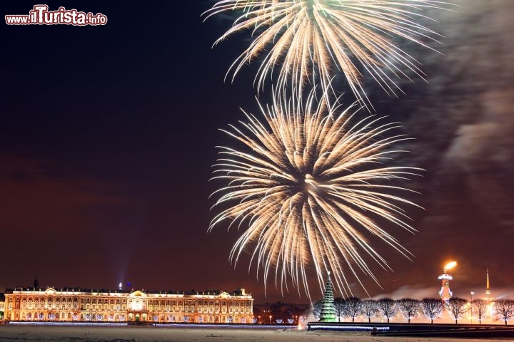 Immagine La notte di Capodanno a San Pietroburgo è un'esplosione di fuochi d'artificio, che si riflettono sull'acqua del Neva e abbelliscono ulteriormente l'isola Vasilyevsky - © Kosorukov Dmitry / Shutterstock.com