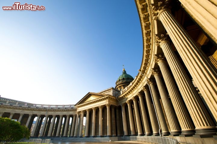 Immagine La Cattedrale di Kazan di San Pietroburgo è una chiesa neoclassica del primo Ottocento, progettata da Andrej Voronichin sulle sponde del Canale Gribaedova. La  Madonna di Kazan è tra le icone più venerate in Russia - © Dmitry Berkut / Shutterstock.com