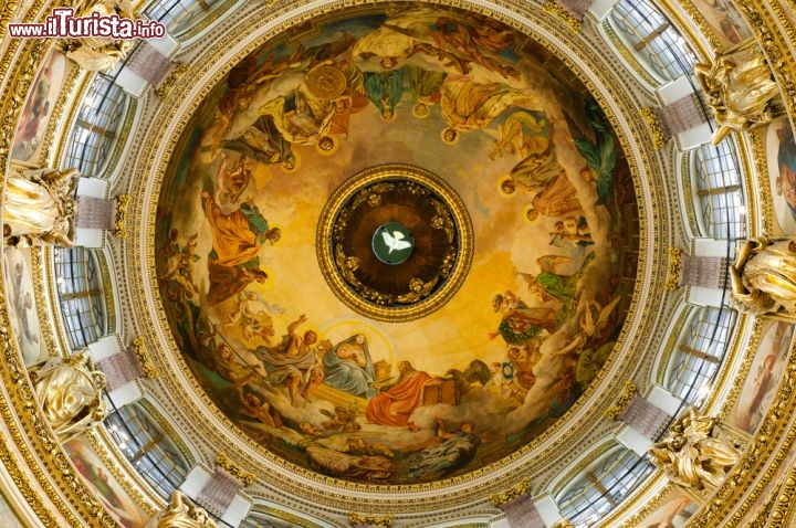 Immagine La grande cupola della Cattedrale di San Pietroburgo (Russia) è decorata con splendidi affreschi - © Semen Lixodeev / Shutterstock.com