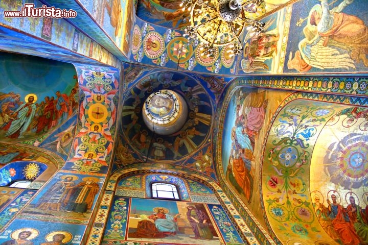 Immagine All'interno della Chiesa del Sangue Versato di San Pietroburgo (Russia), detta anche chiesa del Salvatore o cattedrale della Resurrezione di Cristo, le decorazioni sono sontuose e coloratissime. Non è usata per le funzioni religiose, ma è un grande museo dedicato al mosaico - © Art Konovalov / Shutterstock.com