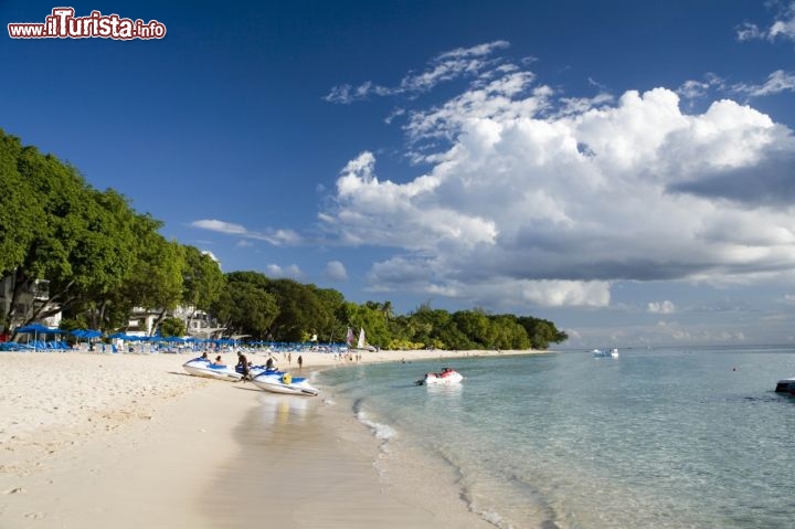 Immagine Sandy Lane Bay Barbados: magnifico arenile sabbioso sul litorale ovest dell'isola - Fonte: Barbados Tourism Authority