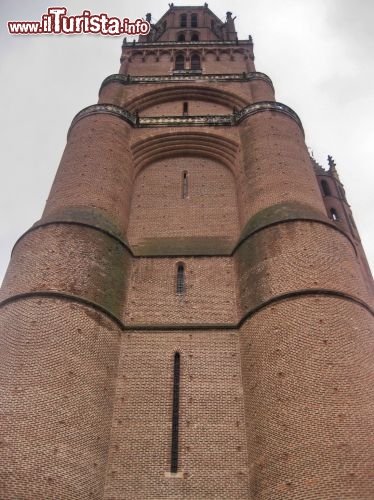 Immagine La Cattedrale di Santa Cecilia ad Albi sembra una fortezza. Fu costruita nel XIII secolo come avamposto nella lotta contro gli eretici catari.