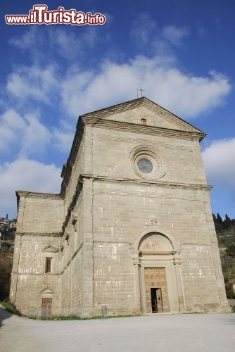 Immagine Chiesa di Santa Maria delle Grazie al Calcinaio, Cortona  - Questo sobrio edificio religioso ad una navata affiancata da due cappelle laterali è uno dei più suggestivi esempi di architettura sacra di Cortona. Secondo la tradizione, nella domenica di Pasqua del 1484, nel luogo in cui venne successivamente edificata la chiesa, un'immagine di Maria con il Bambino dipinta sulla parete di una vasca utilizzata per conciare il cuoio (chiamata calcinaia perchè vi veniva utilizzata la calce per questa attività) iniziò a fare miracoli. Fu proprio l'arte dei Calzolari a volere la costruzione dell'edificio sacro di cui si affidò il progetto all'architetto Francesco di Giorgio Martini © Drimi / Shutterstock.com