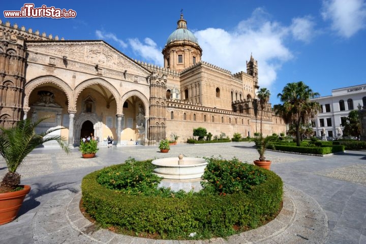 Immagine La Cattedrale di Palermo della Santa Vergine Maria Assunta fu fondata alla fine del XII secolo e subì varie modifiche nel corso dei secoli. IL risultato è un edificio composito, in cui si riconoscono diversi stili. Il cosiddetto "tesoro della cattedrale" visibile all'interno è composto da paramenti sacri, antichi gioielli e reliquiari preziosi  - © Tupungato / Shutterstock.com