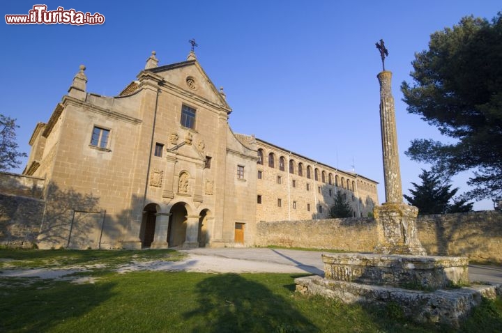 Immagine A Sos del Rey Catolico, circa 120 km a nord di Saragozza (Aragona, Spagna), sorge il Santuario de Nuestra Señora de Valentuñana, costruito dai Carmelitani Scalzi nel XVII secolo all'interno di una conca naturale. E' ancora ben conservato, con decorazioni e arredamenti originali - © pedrosala / Shutterstock.com