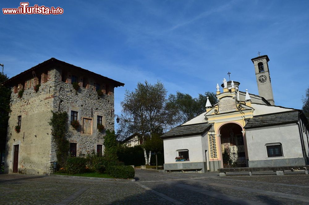 Immagine Santuario di Loreto a Lanzo Torinese con torrione medievale a fianco, Piemonte - © Gigillo83 - CC BY-SA 3.0, Wikipedia