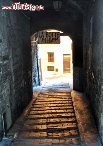 Immagine Scalinata a gradoni con volta nel centro storico di Perugia