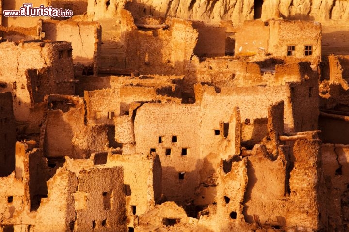 Immagine Schali (Shali) il famoso centro storico, fatto con mattoni di fango, dell'Oasi di Siwa in Egitto - © elena moiseeva / Shutterstock.com