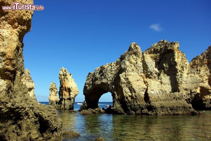 Immagine Scogli e grotte lungo la costa vicino a Lagos in Algarve (Portogallo) - © inacio pires / Shutterstock.com