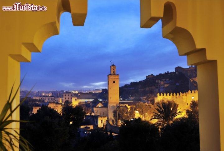 Immagine Scorcio della Medina di Fes, alla sera. Si tratta del centro storico più vasto di tutto il Marocco - © Martin Froyda / Shutterstock.com