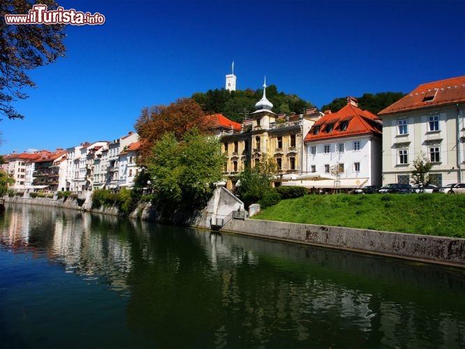 Immagine Scorcio di Lubiana, vista dalle rive della Ljubljanica, il fiume della capitale della Slovenia - © silky / Shutterstock.com