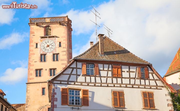 Immagine Scorcio sul borgo di Riquewihr, Francia - Le protagoniste di questo suggestivo paese dell'Alsazia, settima regione francese per densità di popolazione nonostante sia la più piccola della Francia metropolitana, sono sempre loro! Le case a graticcio con la loro singolare struttura a travi di legno rappresentano un modello urbanistico tipico dell'Europa centrale dove venne costruito dal Medievo sino all'Ottocento. Il legno usato è in genere farnia o rovere anche se dove possibile si privilegia l'abete, tutti molto resistenti alle intemperie e meno disposti a marcire © Fedor Selivanov / Shutterstock.com