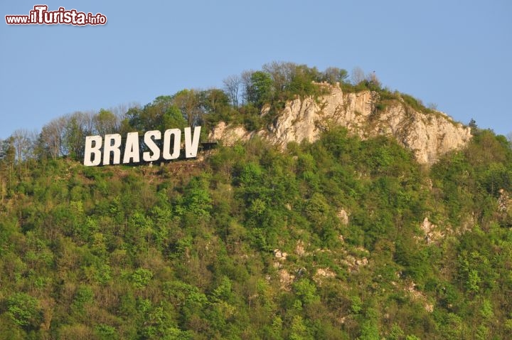 Immagine Brasov come Hollywood, Romania - Stile hollywoodiano per la cittadina di Brasov che si presenta ai turisti con la scritta del suo nome a lettere cubitali proprio come la più famosa location degli USA. Attorno all'antica Kronstadt si ergono colline e montagne fra cui il celebre Monte Tampa riconsocibile proprio per via della gigantesca scritta Brasov che vi troneggia © Cristian Gusa / Shutterstock.com