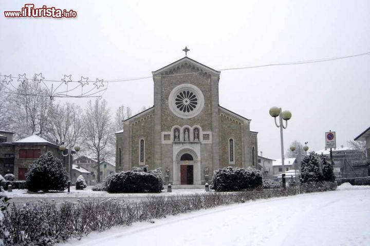 Immagine La chiesa di Santa Maria Annunziata fotografata dopo una nevicata a Sedico (Veneto) - © Armandoria - CC BY-SA 3.0 - Wikipedia