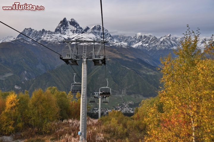 Immagine Seggiovia di Mestia-Atsvali sullo sfondo il Monte Ushba (Georgia)