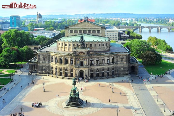 Immagine Semper Opera, il famoso teatro di Dresda. Sullo sfondo il corso del fiume Elba - © joyfull / Shutterstock.com