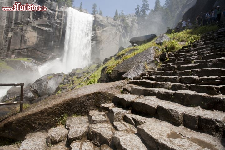 Immagine Il sentiero che sale alle Upper Falls, le grandi cascate di Yosemite, il Parco Nazionale della California (USA) - © Harmony Gerber / Shutterstock.com