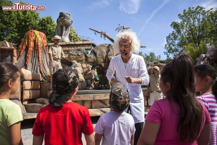 Immagine Show nell'area di Dinoland a Mirabilandia, Emilia Romagna, Italia. Interamente dedicata ai bambini, questa sezione presenta attrazioni e giostre ispirate al mondo dei dinosauri e brontosauri