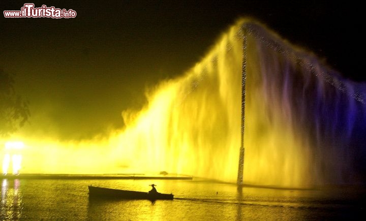 Immagine Show acquatico notturno che si tiene dalla primavera all'autunno sul lago Occidentale a Hangzhou in Cina