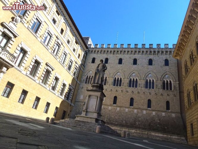 Immagine Palazzo Salimbeni, sede centrale del Monte dei Paschi di Siena ubicato nell'omonima Piazza Salimbeni. Al centro svetta la statua di Sallustio Bandini opera dell'artista Tito Sarrocchi. Nella foto a sinistra Palazzo Tantucci a destra Palazzo Spannocchi.