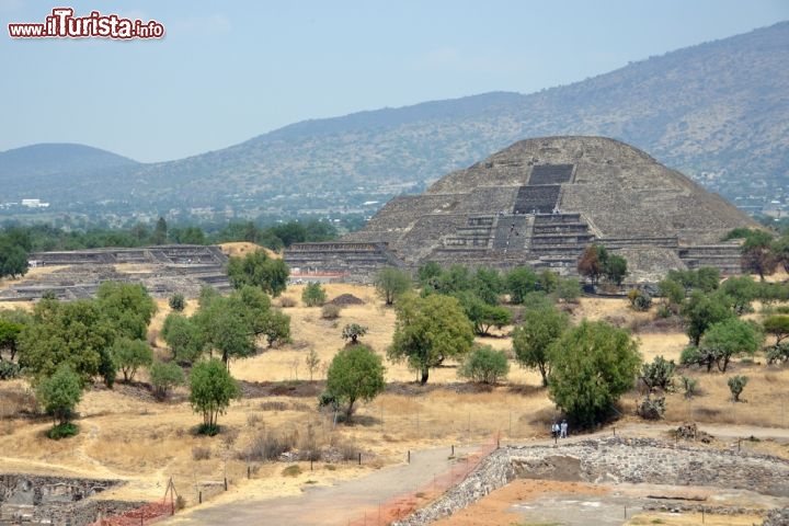 Immagine Il sito archeologico di Teotihuacan in Messico. In secondo piano la Piramide della Luna e le montagne del Distrito Federal - © Madrugada Verde / Shutterstock.com