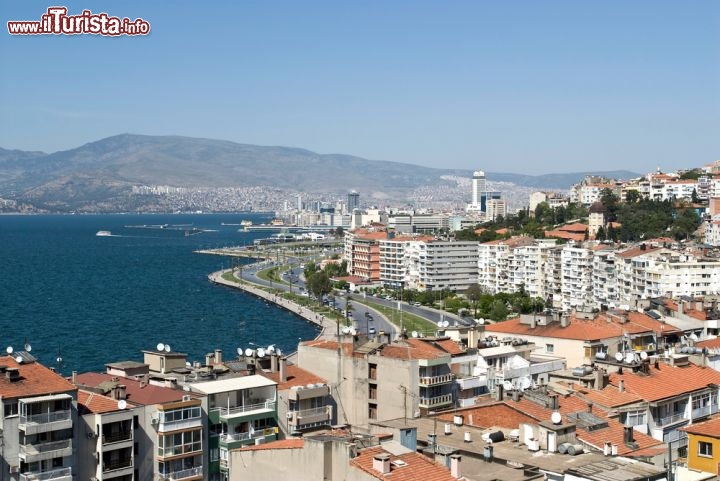 Immagine Smirne la terza città della Turchia per abitanti: vista della città e del golfo di Izmir - © GONUL KOKAL / Shutterstock.com